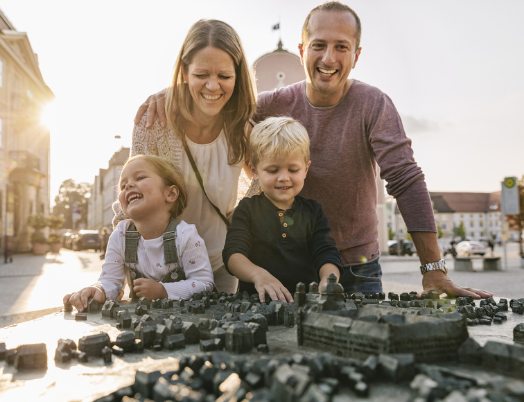 Familie vor dem Kemptener Stadtrelief.