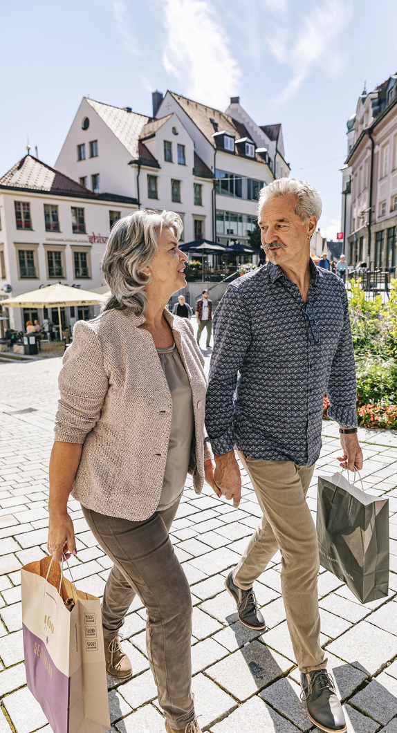 Ehepaar schlendert durch die Kemptener Fußgängerzone.