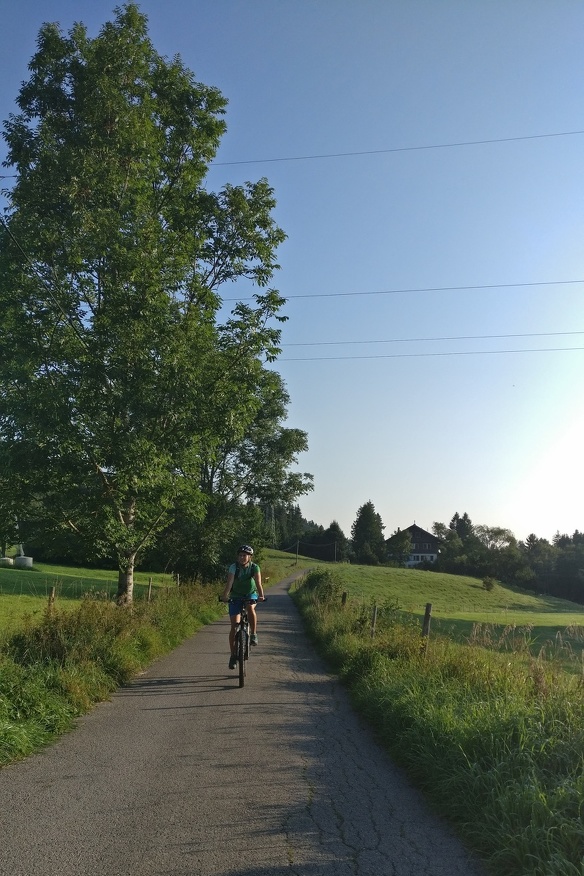 Radlerin auf dem Radweg bei Kempten.