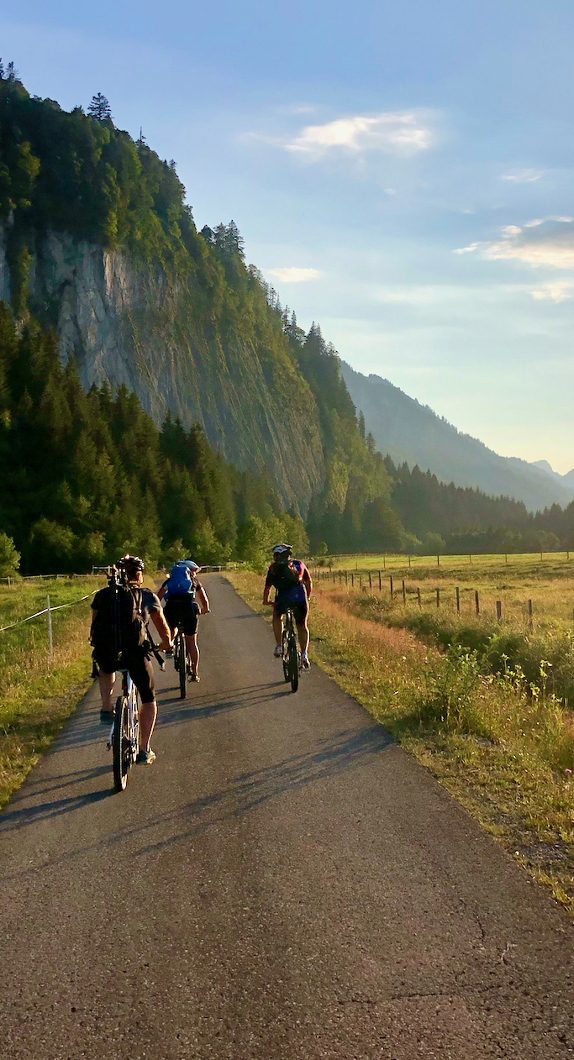 Drei Radfahrer unterwegs durch das Allgäu