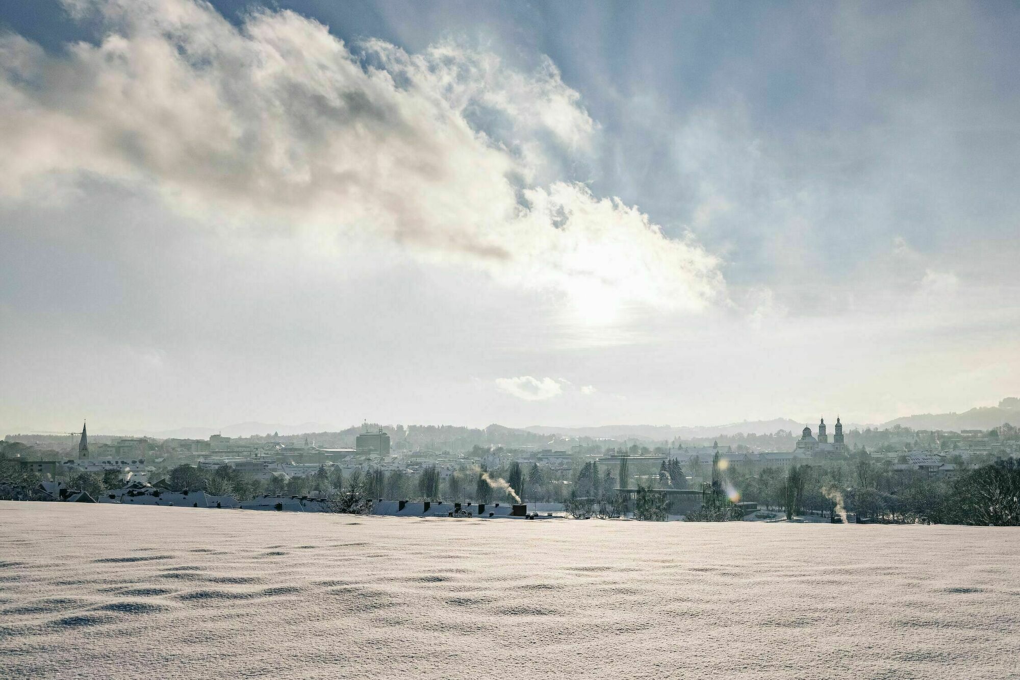 Blick auf die verschneite Stadt Kempten