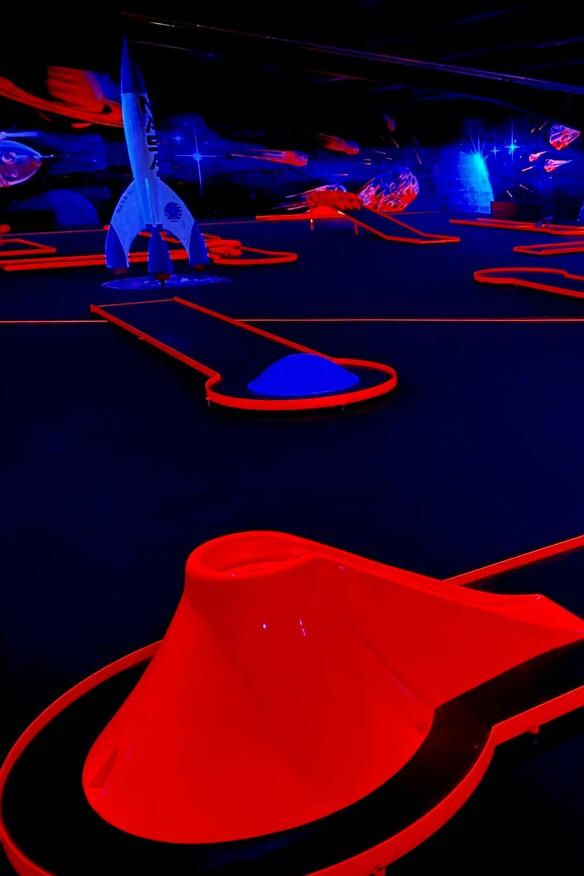 Blacklight Golf im Code Red Action Park