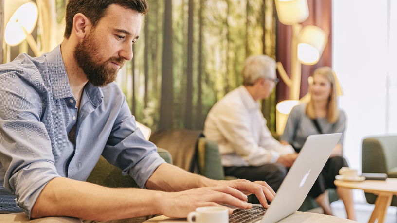 Mann arbeitet in Hotellobby