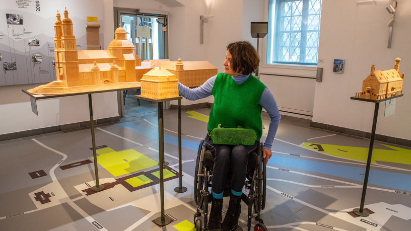 Frau im Rollstuhl im Kempten-Museum im Zumsteinhaus