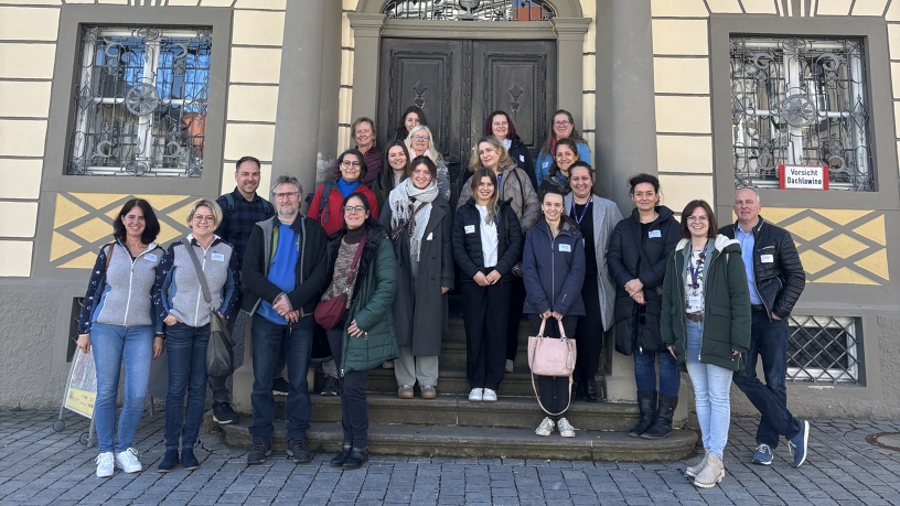 Gruppe Touristiker*innen vor dem Kemptener Zumsteinhaus