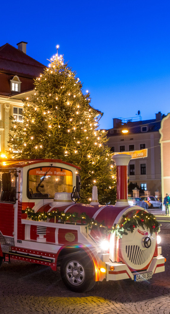 Kemptener Weihnachtsbähnle vor dem Kempten-Museum im Zumsteinhaus