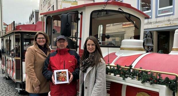 Bähnlefahrer Bernhard Prestel überreicht die eingenommenen Spenden an Stefanie Schmitt  und Carmen Steiger von Kempten Tourismus