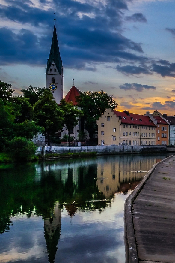 Blick über die Iller bei Dämmerung. Im Hintergrund St.-Mang-Kirche