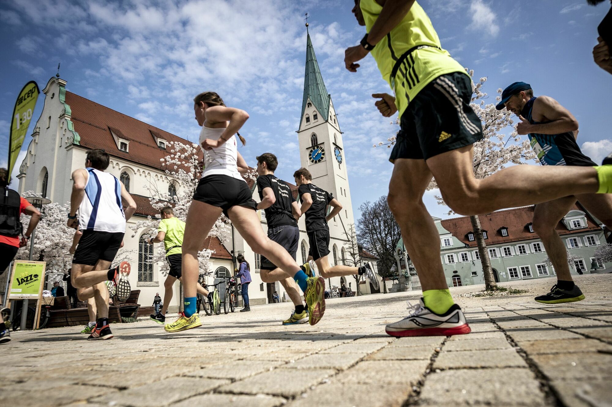 Läufer*innen beim Laufsporttag auf dem St.-Mang-Platz Kempten