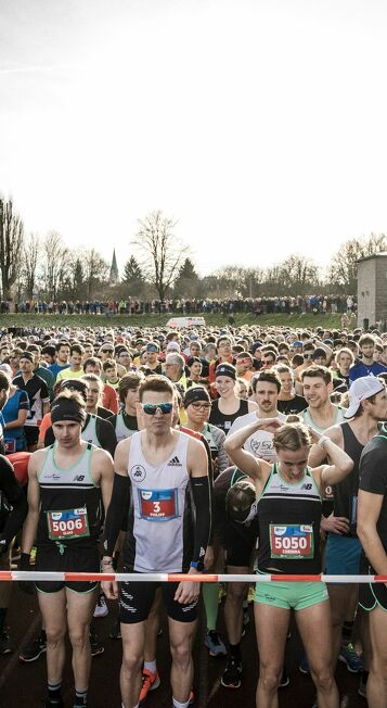 Läufer*innen in der Startaufstellung beim Seitz Laufsporttag in Kempten