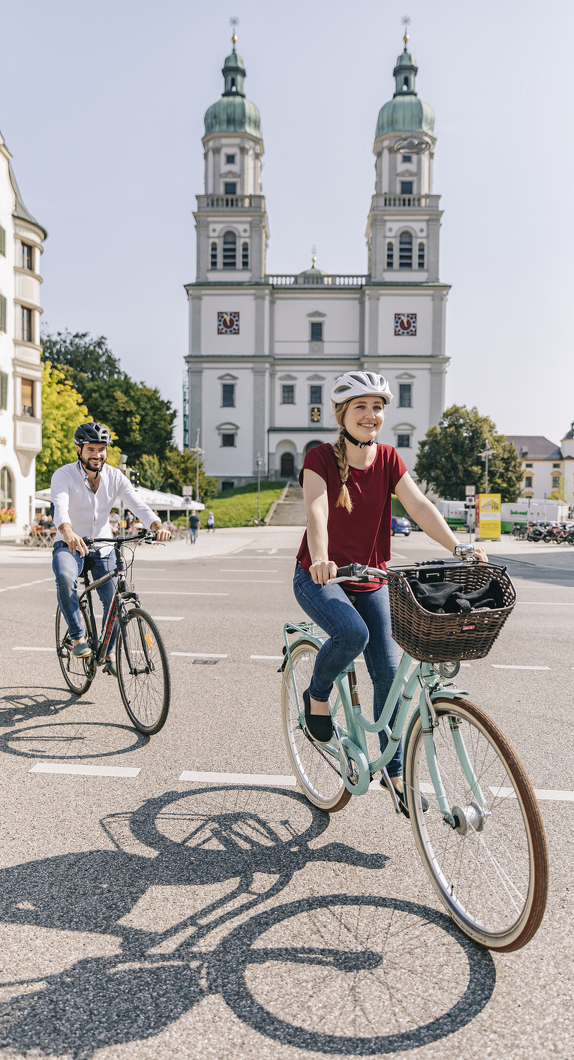 Radfahrer vor der Basilika St. Lorenz in Kempten