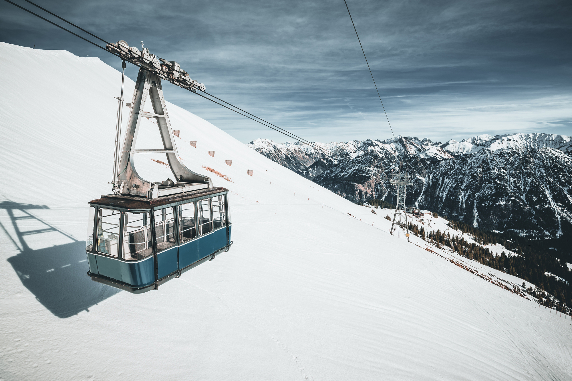 Gondel in winterlicher Berglandschaft