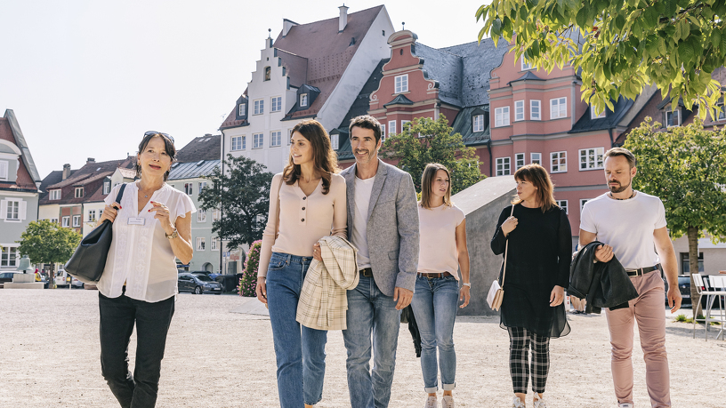 Stadtführungsgruppe auf dem St.-Mang-Platz