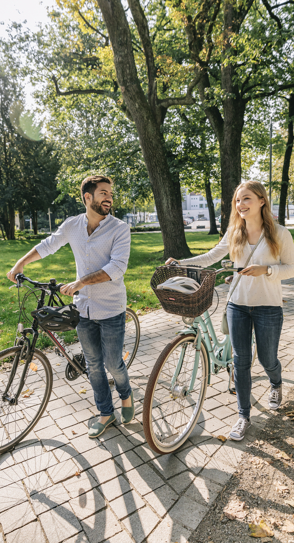 Ein paar mit Fahrrädern im Stadtpark