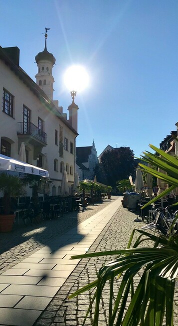 Rathausplatz mit Gastronomieangebot in der Morgensonne