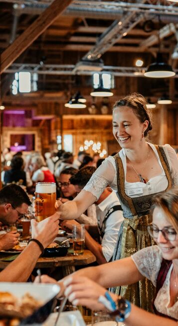 Servicekraft beim Krimi-Dinner im Michlhof