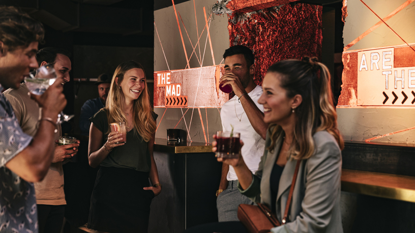 Freunde in einer Bar in Kempten