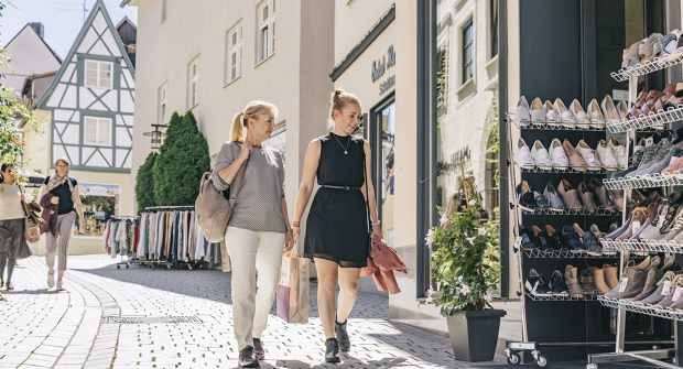 Frauen vor einem Schuhgeschäft in der Kemptener Fußgängerzone