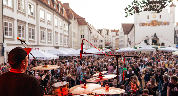 Stadtfest Kempten mit Bühne auf dem Rathausplatz © Niko Spettmann
