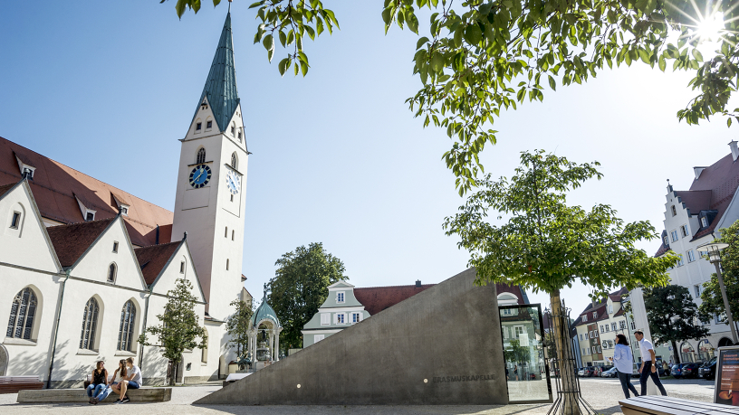 Sonniger St.-Mang-Platz mit Eingang zum Schauraum Erasmuskapelle