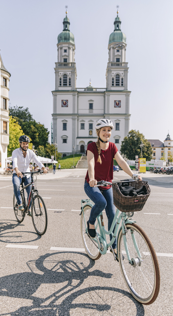 Radfahrer vor der Basilika St. Lorenz