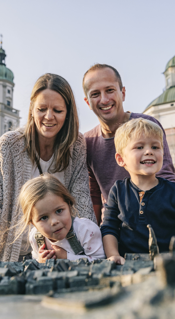 Bild einer lachendne Familie in Kempten