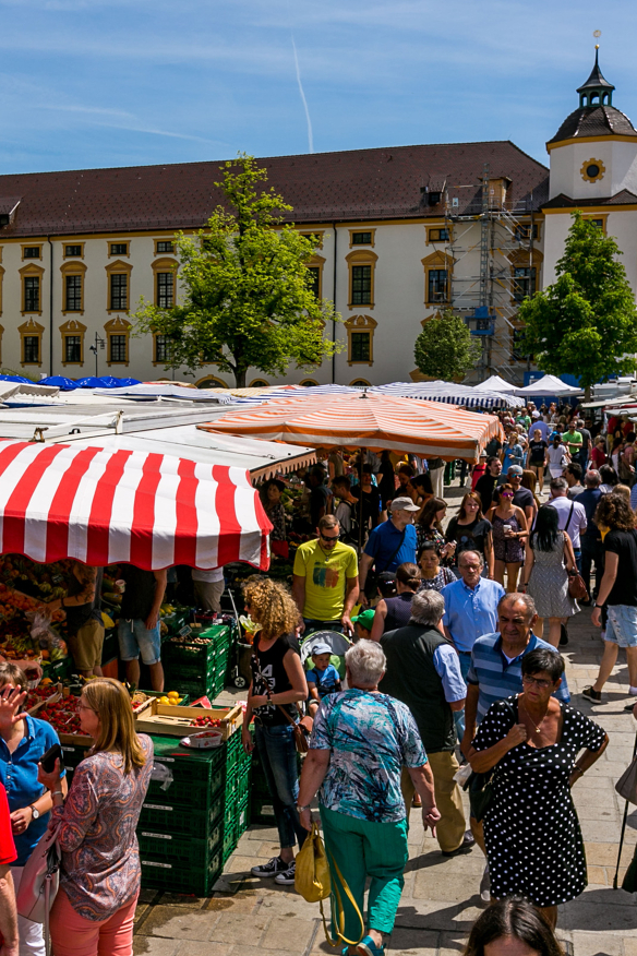 Betrieb auf dem Wochenmarkt Kempten