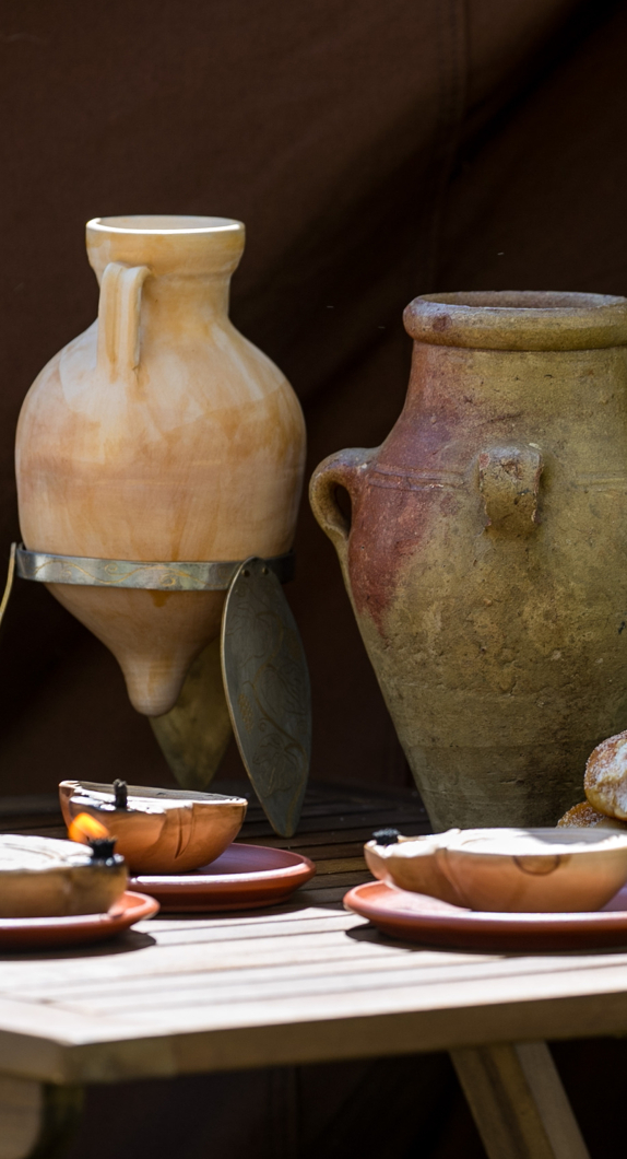 Zwei Krüge und Geschirr aus der Römerzeit