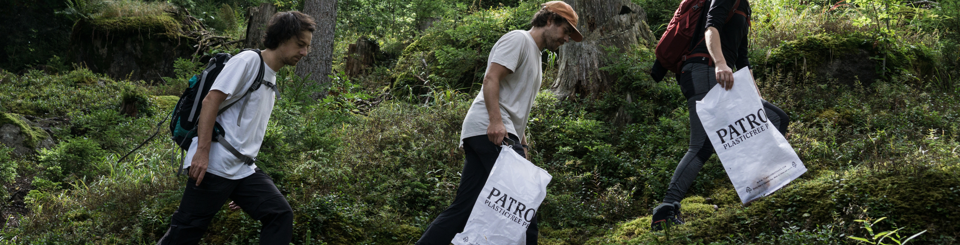 Menschen beim Müll sammeln in den Bergen. Bild: @Patron Plasticfree Peaks