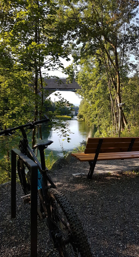 Fahrrad am Illerradweg mit Sicht auf Fluss und Brücken