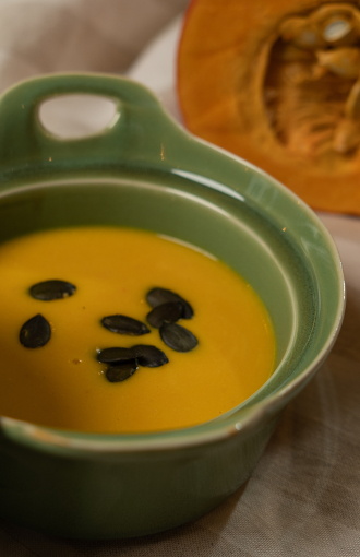 Cremige Kürbissuppe mit Sonnenblumenkernen garniert
