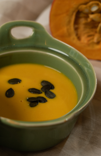 Cremige Kürbissuppe mit Sonnenblumenkernen an der Oberfläche