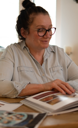 Gertrud Böhm beim Lesen in einem Magazin