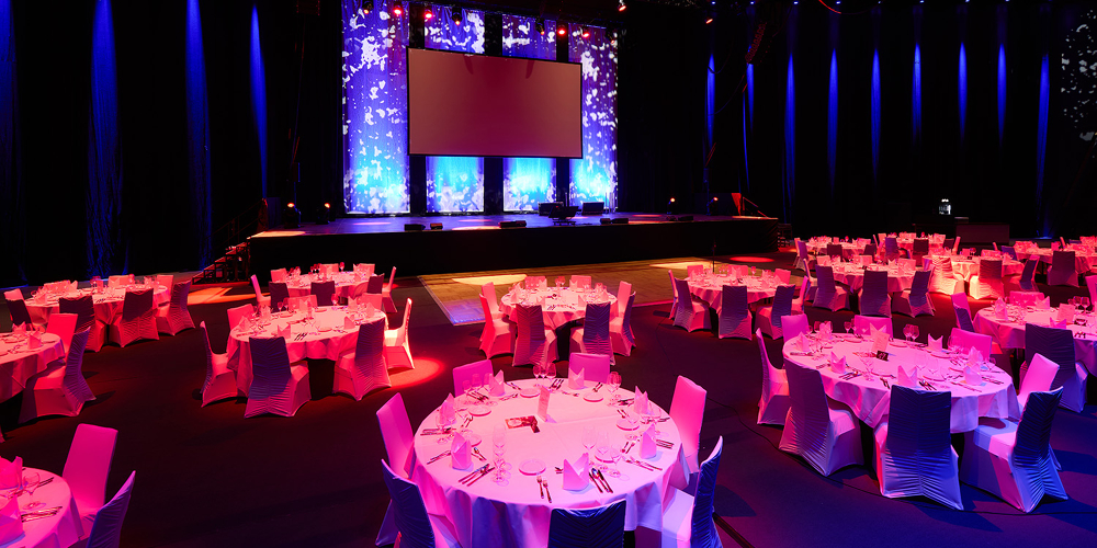 Galabestuhlung in der bigBOX Allgäu. ©Mathis Leicht Die bigBOX ALLGÄU als festlich geschmückter Saal für eine Gala.