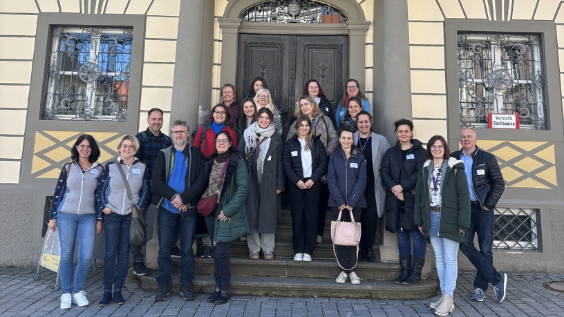 Gruppe Touristiker*innen vor dem Kemptener Zumsteinhaus