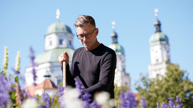Norbert Klein beim Arbeiten an einem Blumenbeet im Hofgarten