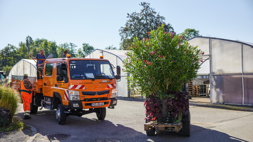 Mitarbeiter der Stadtgärtnerei beim Verladen eines Autos