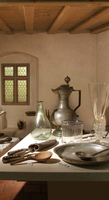 Mittelalterliche Gegenstände im Burgenmuseum auf der Burghalde