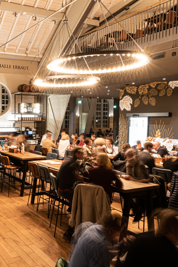 Viele Personen beim Essen in der Fasshalle