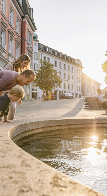 Familie am Mühlrad in der Gerberstraße Kempten