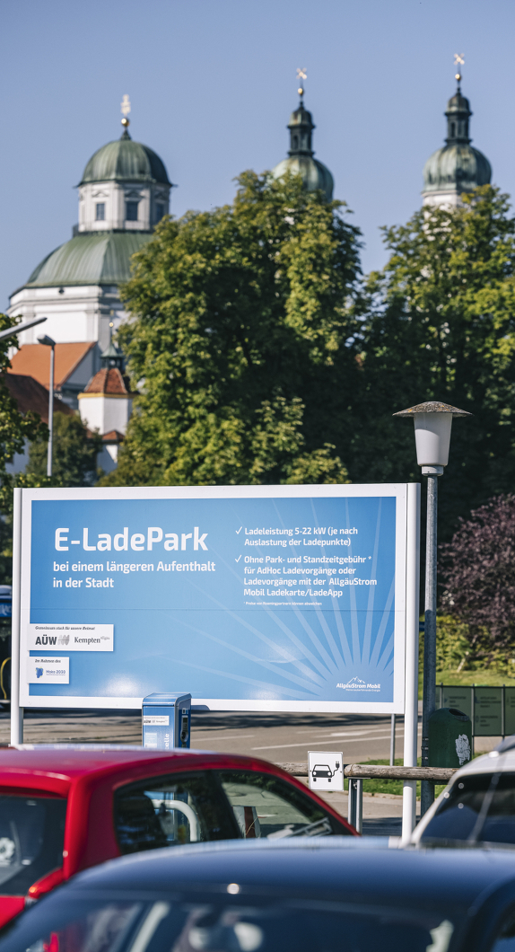 Ein Parkplatz mit Autos - im Hintergrund die Basilika St. Lorenz