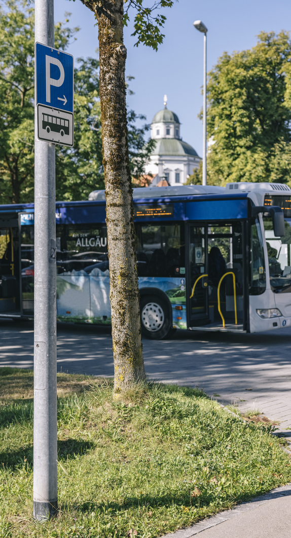 Ein parkender Bus am Busbahnhof Kempten