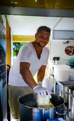 Marktsprecher Marcel Altstetter im Kässpatzenmobil