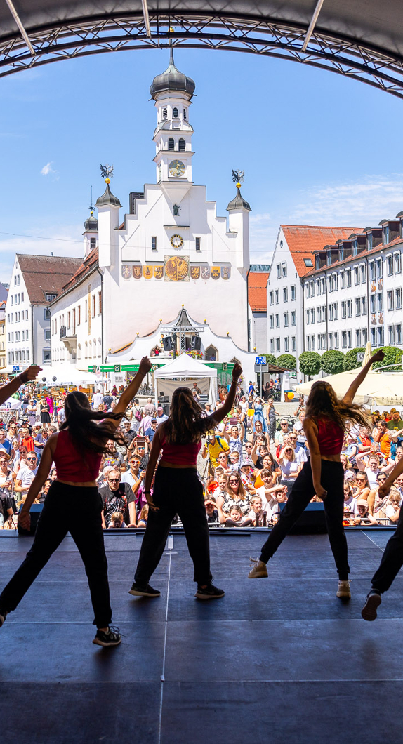 Tanzprogramm auf dem Rathausplatz © Niko Spettmann