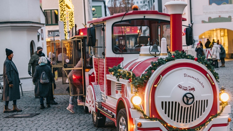 Kemptener Weihnachtsbähnle vor dem Rathaus