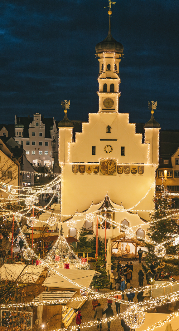 Lichterketten überspannen den Rathausplatz zum Kemptener Weihnachtsmarkt