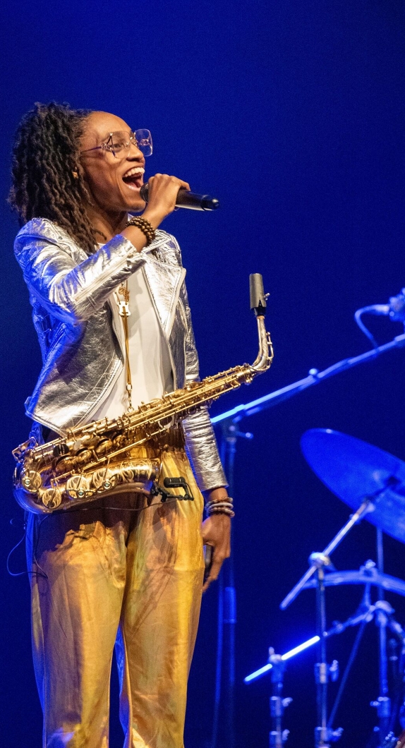 Kemptener Jazzfrühling © Karl Jena Saxophonistin auf der Bühne beim Kemptener Jazzfrühling