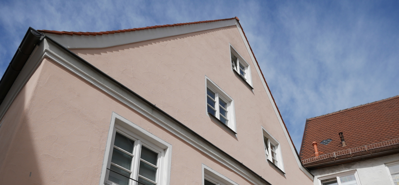Rosa-gefärbte, historische Hausfassade