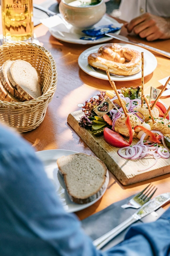 Gefüllter Tisch mit bayrisch-deftiger Brotzeit
