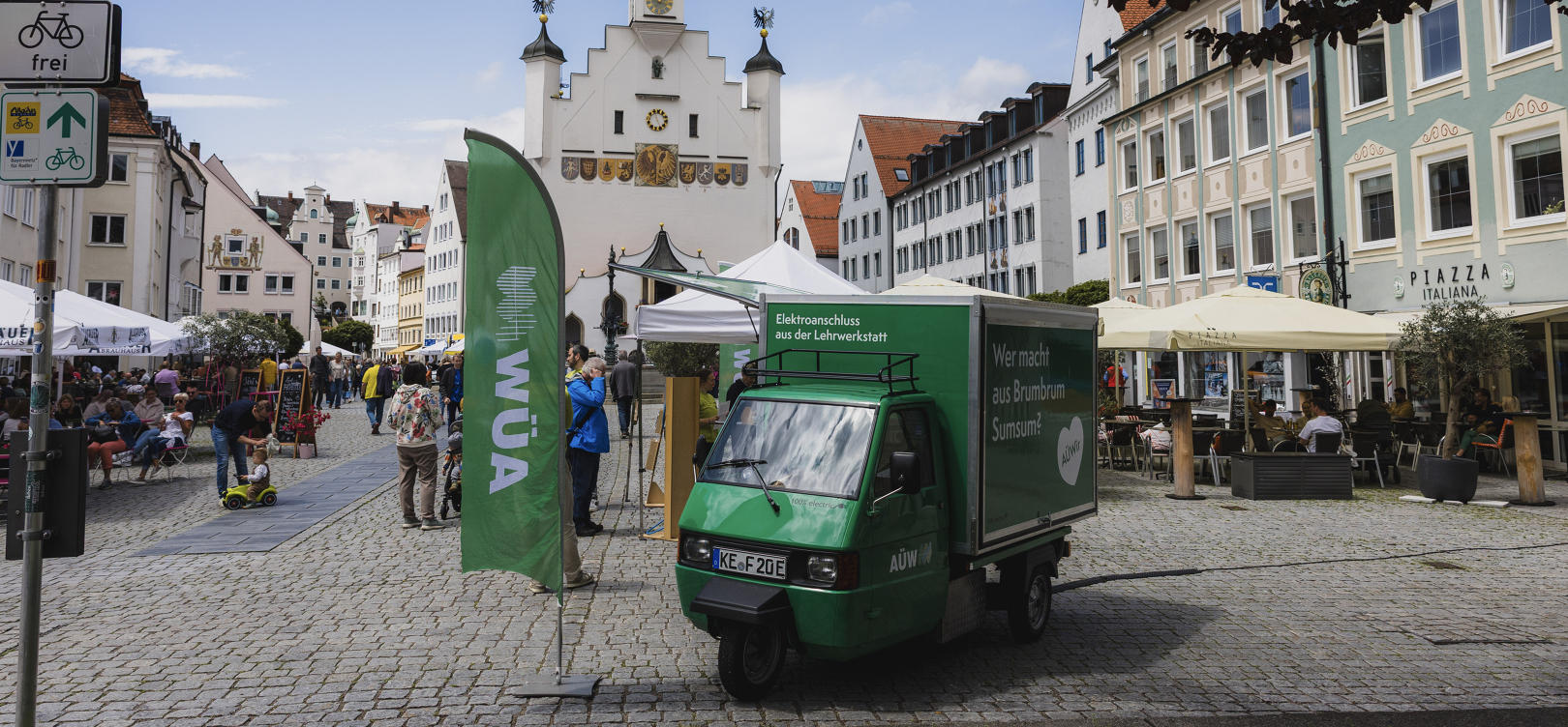 die AÜW Ape am Rathausplatz